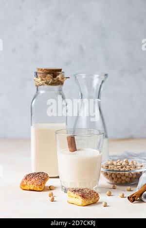 Kichererbsen vegetarische Milch in einer Flasche und Glas und rohe Kichererbsen auf hellem Stein Hintergrund. Laktosefreie nicht-Milchprodukte. Gesundes veganes Essen Stockfoto