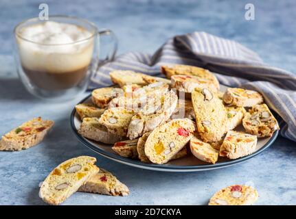 Italienische hausgemachte Biscotti oder Cantuccini mit Mandeln und trockenen Früchten und einer Tasse Kaffee. Traditionelle doppelt gebackene Plätzchen. Stockfoto