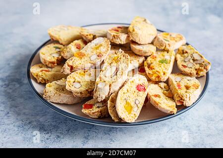 Traditionelle italienische Kekse Biscotti, Cantucci oder Cantuccini mit Mandeln und trockenen Früchten. Stockfoto