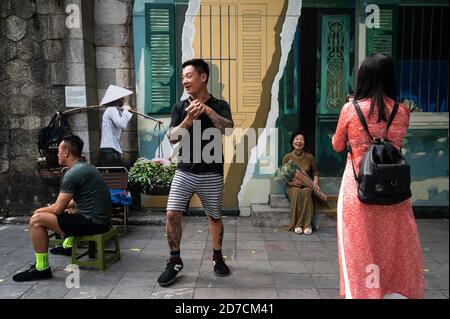 Besucher im Pho Bich Hoa Phung Hung, Hanoi, Vietnam Stockfoto
