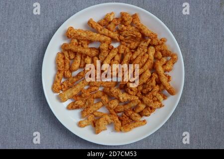 Knuspriger indischer Snack auf weißem Teller Stockfoto