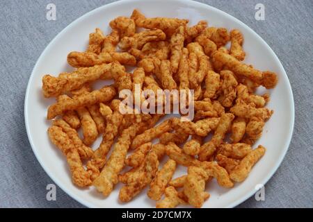 Knuspriger indischer Snack auf weißem Teller Stockfoto