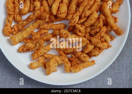 Knuspriger indischer Snack auf weißem Teller Stockfoto