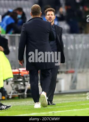 München, Deutschland. Oktober 2020. Fußball: Champions League, FC Bayern München - Atlético Madrid. Gruppenphase, Gruppe A, Matchday 1 in der Allianz Arena. Atletico Madrid Trainer Diego Simone (r) gratuliert dem Münchner Trainer Hansi Flick. Quelle: Matthias Schrader/Pool AP/dpa/Alamy Live News Stockfoto