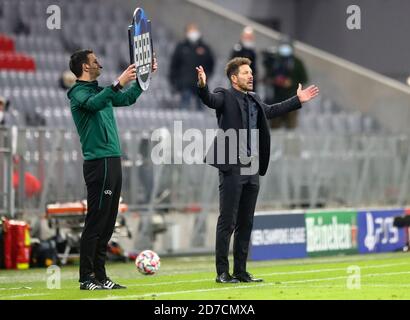 München, Deutschland. Oktober 2020. Fußball: Champions League, FC Bayern München - Atlético Madrid. Gruppenphase, Gruppe A, Matchday 1 in der Allianz Arena. Der Cheftrainer von Atletico Madrid, Diego Simone (r), steht gestikulierend am Rande des Platzes. Quelle: Matthias Schrader/Pool AP/dpa/Alamy Live News Stockfoto