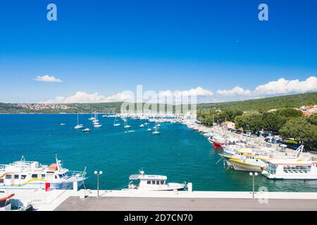 Küste in der Stadt Punat auf der Insel Krk, Kvarner Bucht, Kroatien, Luftaufnahme von Drohne Stockfoto