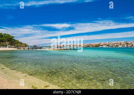 Adria in Kroatien auf der Insel Pag, schöner Sandstrand und Bar in der Stadt Novalja Stockfoto