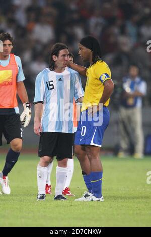 Peking, China. August 2008. (L bis R) Lionel Messi (ARG), Ronaldinho (BRA), 19. August 2008 - Fußball/Fußball: Halbfinale der Männer zwischen Argentinien 3-0 Brasilien im Arbeiterstadion während der Olympischen Spiele in Peking 2008 in Peking, China. Quelle: Koji Aoki/AFLO SPORT/Alamy Live News Stockfoto