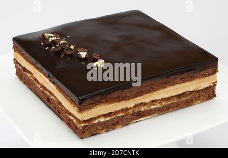 pera Cake - Opera Cake ist ein französischer Kuchen. Es wird mit Schichten von Mandelkuchen Biskuit in Kaffeesirup getränkt, mit Ganache und Kaffee geschichtet. Stockfoto
