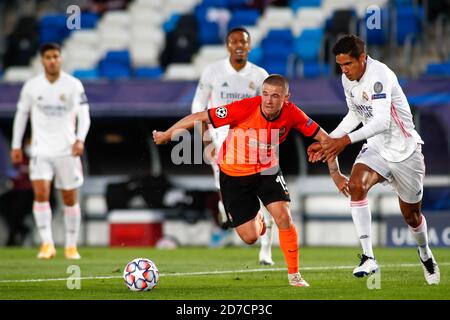 Iktor Kornienko von Shakhtar Donetsk und Raphael Varane von Real Madrid in Aktion während der UEFA Champions League, Gruppenphase, Gruppe B Fußballspiel Stockfoto