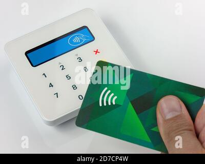 Closeup Kontaktlose Zahlung per Kredit- oder Debitkarte erfolgreich Stockfoto