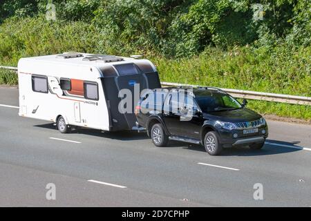 2016 schwarz Mitsubishi L200 Warrior DCB DI-D AUTO Abschleppen Einhorn Wohnwagen oder Wohnmobile. Gezogene Wohnmobil auf britischen Straßen, Wohnmobil Freizeitfahrzeug, Familienurlaub, Caravanette Urlaub, Touring Caravan Urlaub, van Umbauten, Vanagon autohome, Leben auf der Straße, Stockfoto