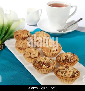 Mini-Apfel-Krümel-A-Krümel ist ein Gericht, das in einer süßen oder herzhaften Version hergestellt werden kann, obwohl die süße Version ist viel häufiger. Stockfoto