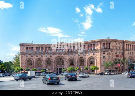 Kentron, Yerevan, Armenien - 26. September 2019: Gebäude des Marriott Hotels am Republic Square der zentrale Stadtplatz in Yerevan. Sonniges und warmes Autum Stockfoto