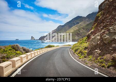 Landschaftlich schöne Meerstraße am Macizo de Anaga Gebirge, Atlantikküste von Teneriffa, Spanien. Stockfoto