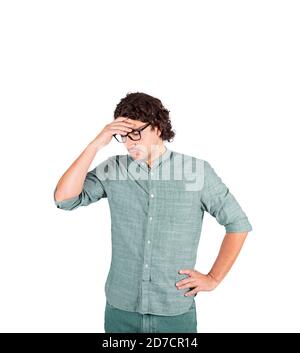Verwirrt Geschäftsmann, lange lockige Frisur, hält Hand an Stirn, nachdenkliche Geste, Blick nach unten verdächtig isoliert auf weißem Hintergrund mit Cop Stockfoto