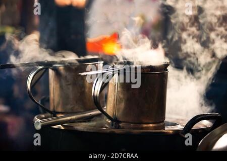 Filterkaffee und alte Edelstahltöpfe mit Dampf im alten Café in Luang Prabang, Laos. Esskultur. Selektiver Fokus. Stockfoto