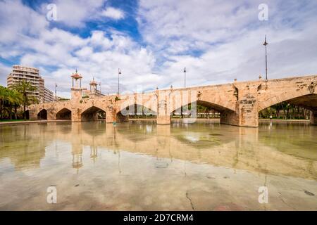 3. März 2020: Valencia, Spanien - Puente del Mar, eine historische Brücke über den ehemaligen Fluss Turia, heute ein öffentlicher Park. Stockfoto