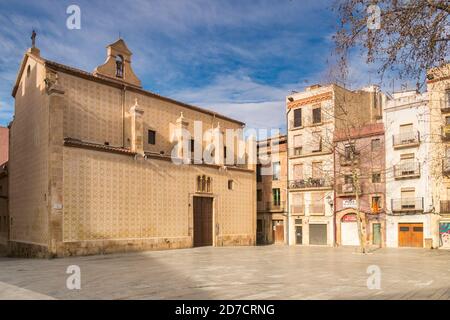 5. März 2020: Tarragona, Spanien - Placa del Rei und die Kirche Casa de La Sang in Tarragona im Frühling. Stockfoto