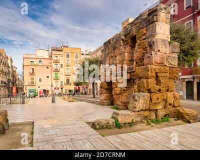 5. März 2020: Tarragona, Spanien - Placa del Forum, Standort des Forum Romanum, mit römischen Ruinen, in Tarragona im Frühling. Stockfoto