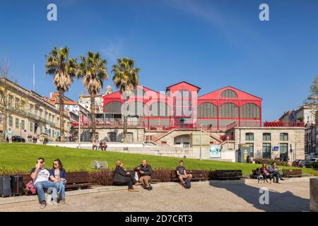 10. März 2020: Porto, Portugal - Menschen sitzen in der Praca Infante Dom Henrique oder Prinz Heinrich der Seefahrer Ort in Porto. Stockfoto