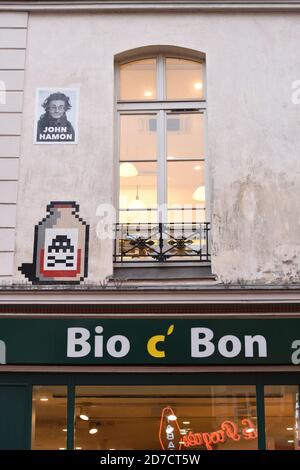 Paris, Frankreich. Space Invader Keramikfliesen Mosaike pixelierte Kunst des unbekannten französischen städtischen Straßenkünstlers Invader in der Rue de Turenne, Le Marais Stockfoto