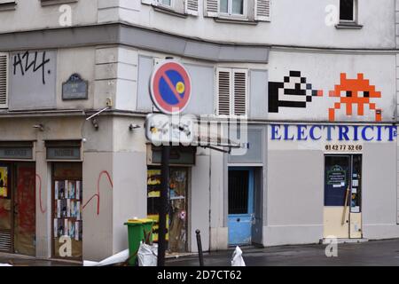 Paris, Frankreich. Space Invader Keramikfliesen Mosaike pixelierte Kunst des unbekannten französischen städtischen Straßenkünstlers Invader auf der Rue du Pont Aux Choux, Le Marais Stockfoto