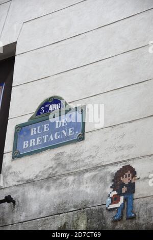 Paris, Frankreich. Space Invader keramische Fliesenmosaiken pixelierte Kunst des unbekannten französischen urbanen Straßenkünstlers Invader. Stockfoto