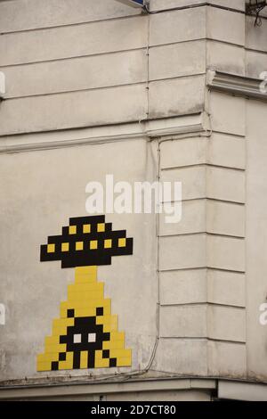 Paris, Frankreich. Space Invader Keramikfliesen Mosaiken pixelierte Kunst an der Wand von der unbekannten Französisch städtischen Straßenkünstler Invader in Le Marais. Stockfoto