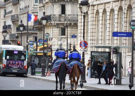 Französische Polizisten auf Pferden patrouillieren auf der Straße vor dem Pantheon im Quartier Latin, dem 5. Arrondissement von Paris, Frankreich. Blick auf die Straße Stockfoto