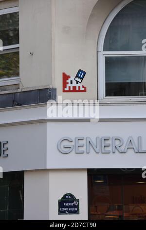 Paris, Frankreich. Space Invader Keramikfliesen Mosaike pixelierte Kunst des unbekannten französischen urbanen Straßenkünstlers Invader in Le Marais. Stockfoto