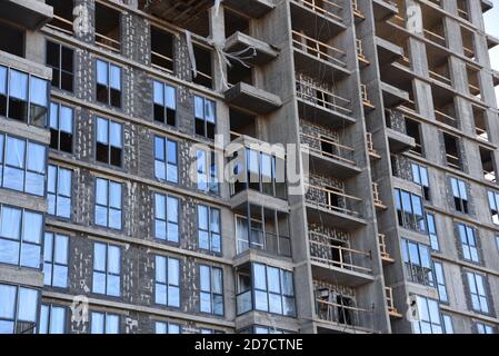 Installation von doppelverglasten Fenstern in einem mehrstöckigen Gebäude auf einer Baustelle. Verglaste Fenstersysteme mit uPVC-Rahmen. Wohnungssanierung Pr Stockfoto