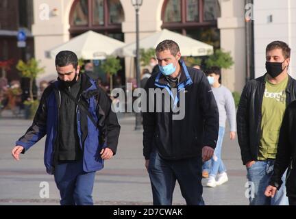 Krakau. Krakau. Polen. Zweite Welle der Coronavirus-Pandemie. Einschränkungen sind wieder da. Menschen, die Masken tragen. Stockfoto