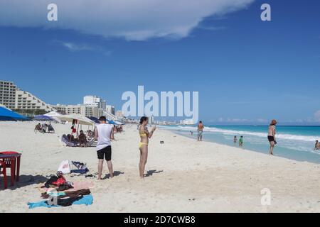 Nicht exklusiv: CANCUN, MEXIKO - OKTOBER 21: Urlauber nutzen den Ausgang des Hurrikans, um Urlaub zu machen und die mexikanische Karibik zu genießen Stockfoto