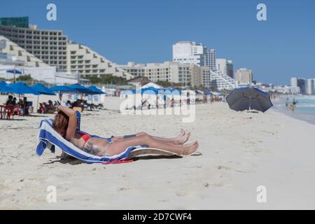 Nicht exklusiv: CANCUN, MEXIKO - OKTOBER 21: Urlauber nutzen den Ausgang des Hurrikans, um Urlaub zu machen und die mexikanische Karibik zu genießen Stockfoto