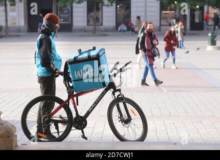 Krakau. Krakau. Polen. Fahrrad-Kurier für die Lebensmittelzustellung. Zweite Welle der Coronavirus-Pandemie. Stockfoto