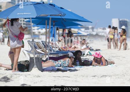 Nicht exklusiv: CANCUN, MEXIKO - OKTOBER 21: Urlauber nutzen den Ausgang des Hurrikans, um Urlaub zu machen und die mexikanische Karibik zu genießen Stockfoto