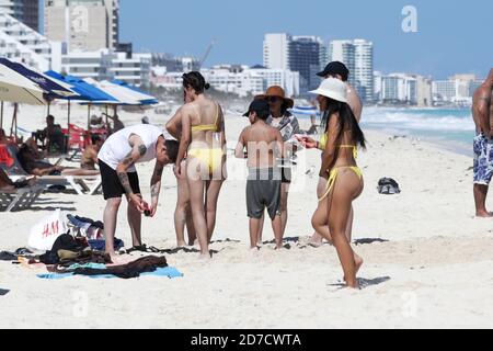 Nicht exklusiv: CANCUN, MEXIKO - OKTOBER 21: Urlauber nutzen den Ausgang des Hurrikans, um Urlaub zu machen und die mexikanische Karibik zu genießen Stockfoto