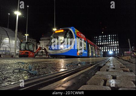 Nachtests der ersten batteriebetriebenen Straßenbahnen Großbritanniens auf einem neuen Abschnitt des Straßenbahnnetzes der West Midlands Metro, Centenary Square, Birmingham 30/10/19 Stockfoto