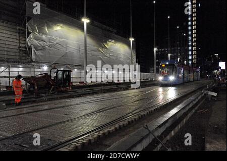 Nachtests der ersten batteriebetriebenen Straßenbahnen Großbritanniens auf einem neuen Abschnitt des Straßenbahnnetzes der West Midlands Metro, Centenary Square, Birmingham 30/10/19 Stockfoto