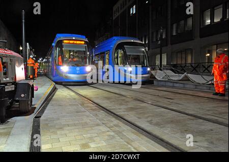 Nachtests der ersten batteriebetriebenen Straßenbahnen Großbritanniens auf einem neuen Abschnitt des Straßenbahnnetzes der West Midlands Metro, Centenary Square, Birmingham 30/10/19 Stockfoto