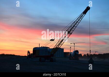 Raupenkran mit einer schweren Metallwrackkugel auf einem Stahlseil. Abrissbälle auf der Baustelle. Demontage und Abriss von Gebäuden und Stru Stockfoto