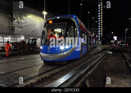 Nachtests der ersten batteriebetriebenen Straßenbahnen Großbritanniens auf einem neuen Abschnitt des Straßenbahnnetzes der West Midlands Metro, Centenary Square, Birmingham 30/10/19 Stockfoto