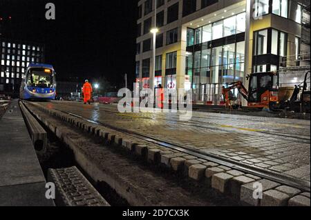 Nachtests der ersten batteriebetriebenen Straßenbahnen Großbritanniens auf einem neuen Abschnitt des Straßenbahnnetzes der West Midlands Metro, Centenary Square, Birmingham 30/10/19 Stockfoto