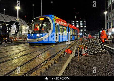 Nachtests der ersten batteriebetriebenen Straßenbahnen Großbritanniens auf einem neuen Abschnitt des Straßenbahnnetzes der West Midlands Metro, Centenary Square, Birmingham 30/10/19 Stockfoto