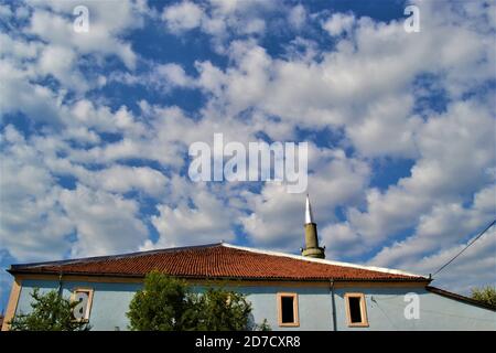 Schöne Moschee oder Masjid in Kardzhali, Bulgarien. Kleine Moschee und Minarett in bulgarischen Dorf mit bewölktem Himmel. Stockfoto