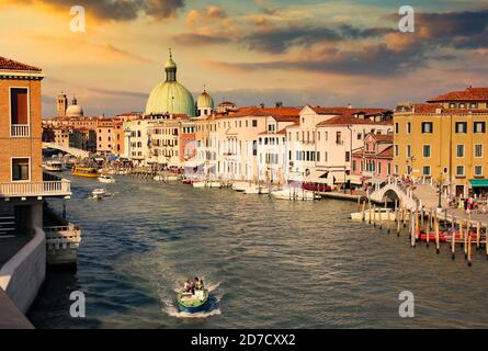 Grand Canal in Venedig bei Sonnenuntergang, Italien. Stockfoto