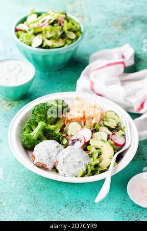 Cutlets mit weißer Sauce, Brokkoli, frittierte Sellerie-Wurzel und frischen Gemüsesalat, selektive Fokus Stockfoto