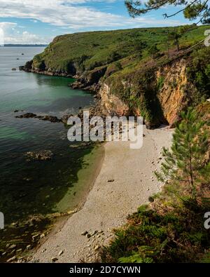 Küste in der Nähe von Cap de la Chevre (Crozon, Bretagne, Frankreich) an einem bewölkten Tag im Sommer Stockfoto