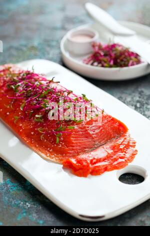 Sockeye Lachsfilet mit Sockeye, selbstgemachter Sockeye-Salbe und Rosenkohl mit selektivem Fokus Stockfoto